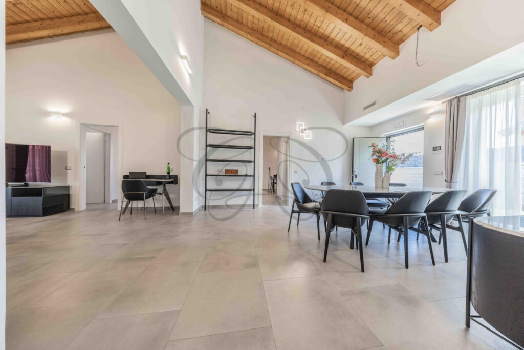Vasto salone doppio in una villa di lusso di nuova costruzione in vendita a Marino, vicino Roma.
