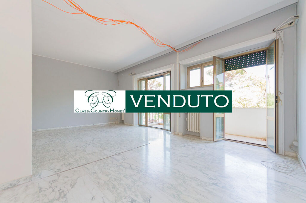 Grande salone con pavimento in marmo e balconi in appartamento da ristrutturare, vendita roma flaminio da Class & Country Homes.