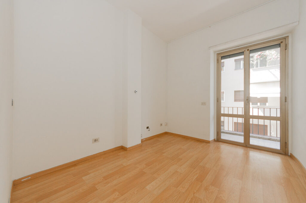 Spaziosa camera da letto con parquet e balcone, appartamento in vendita roma flaminio proposto da Class & Country Homes.