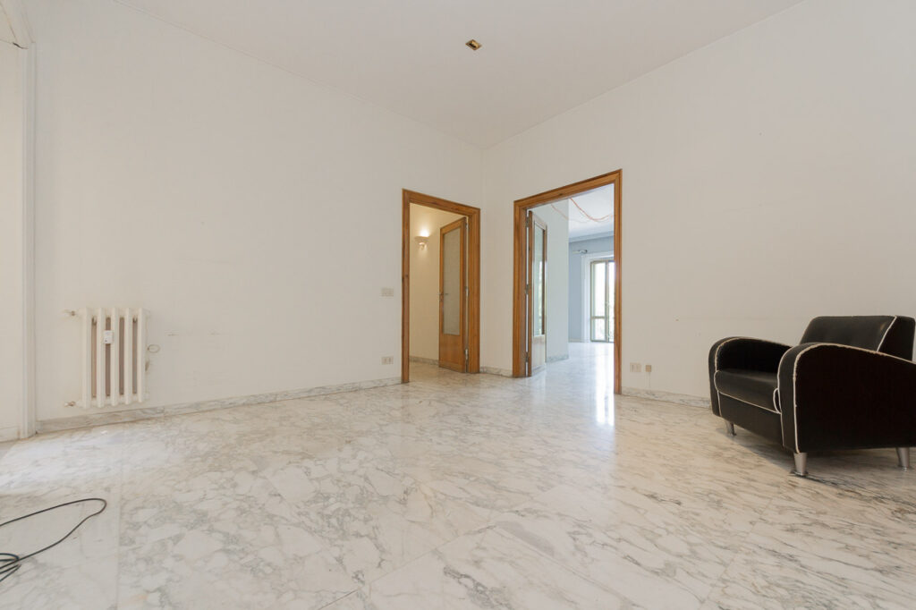 Ampio ingresso con pavimento in marmo in appartamento di prestigio in vendita roma flaminio, proposto da Class & Country Homes.