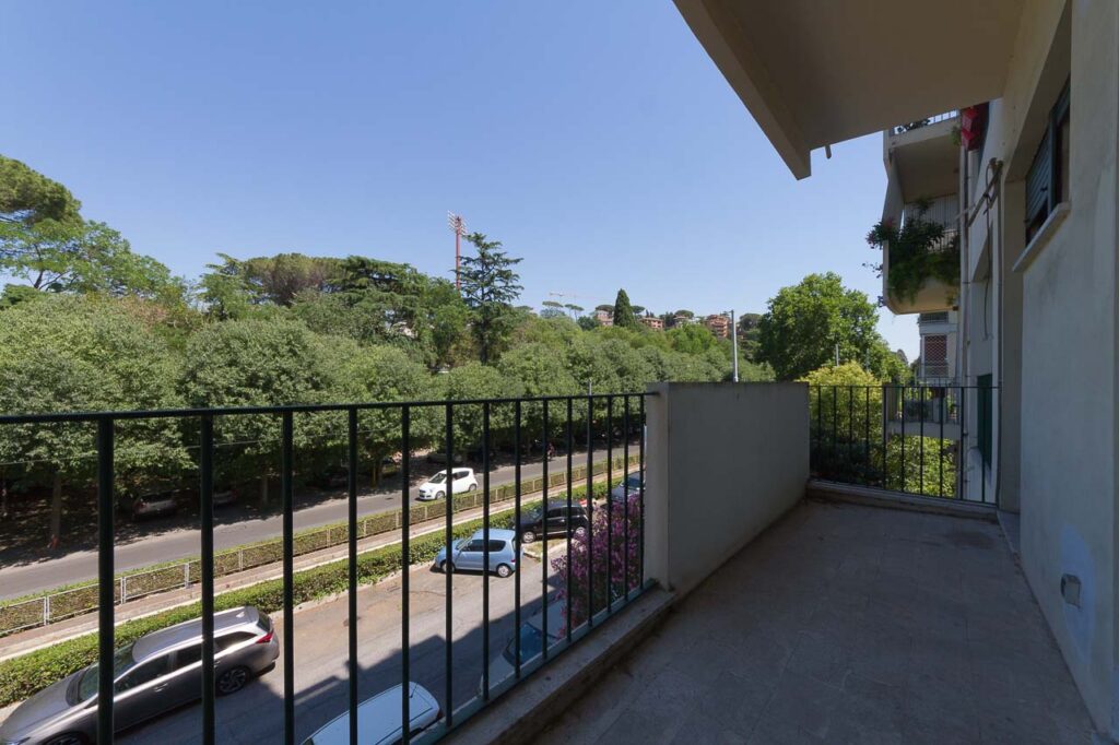 Balcone soleggiato con affaccio sul verde in appartamento in vendita roma flaminio, proposto da Class & Country Homes.