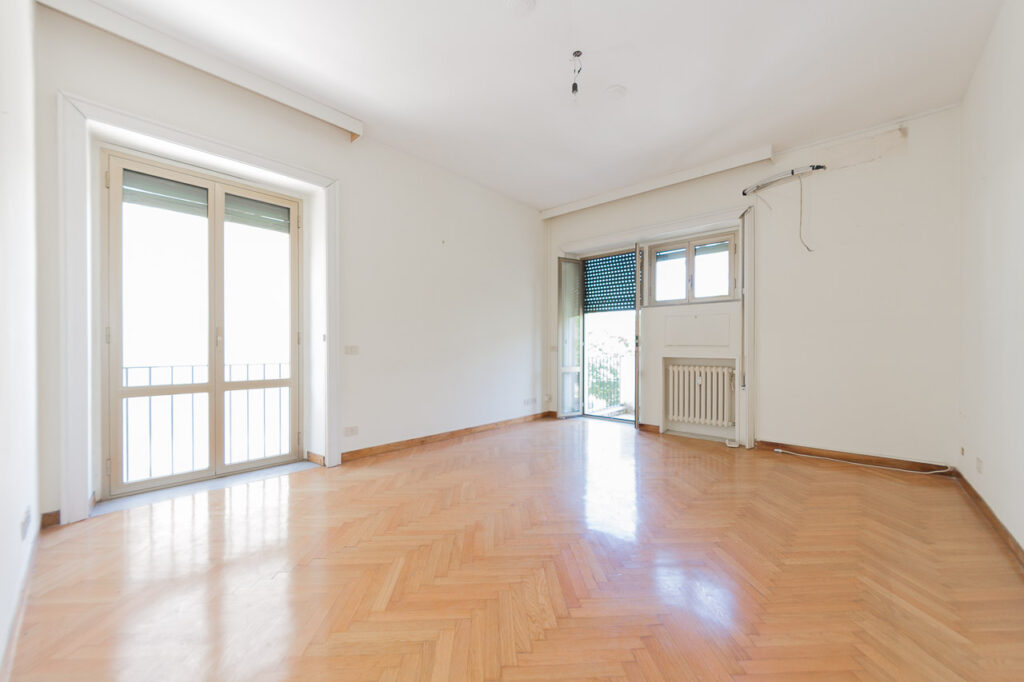 Spaziosa camera da letto con parquet e balcone, appartamento in vendita roma flaminio proposto da Class & Country Homes.
