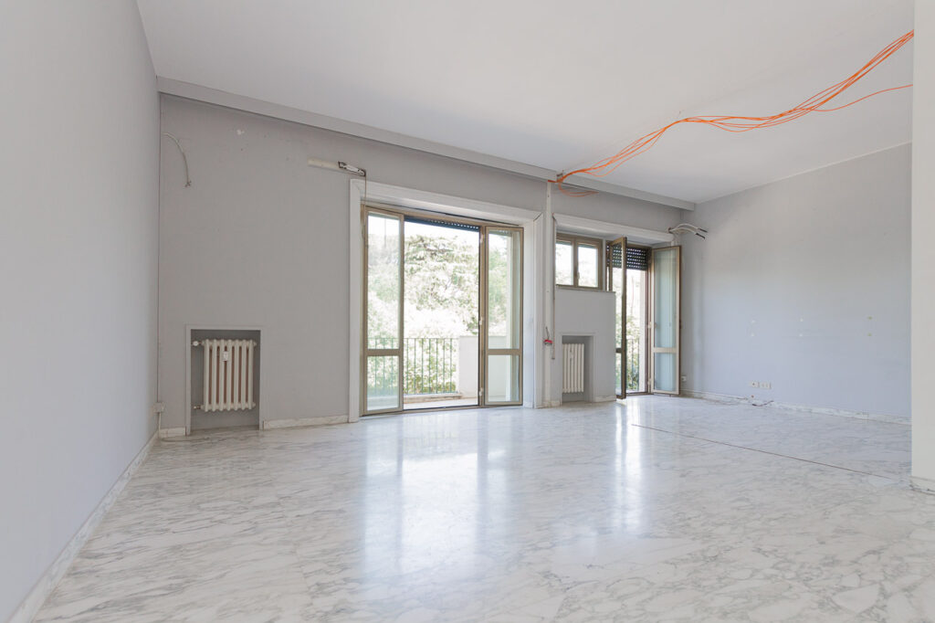 Ingresso o salone con pavimento in marmo in appartamento di prestigio in vendita roma flaminio da Class & Country Homes.