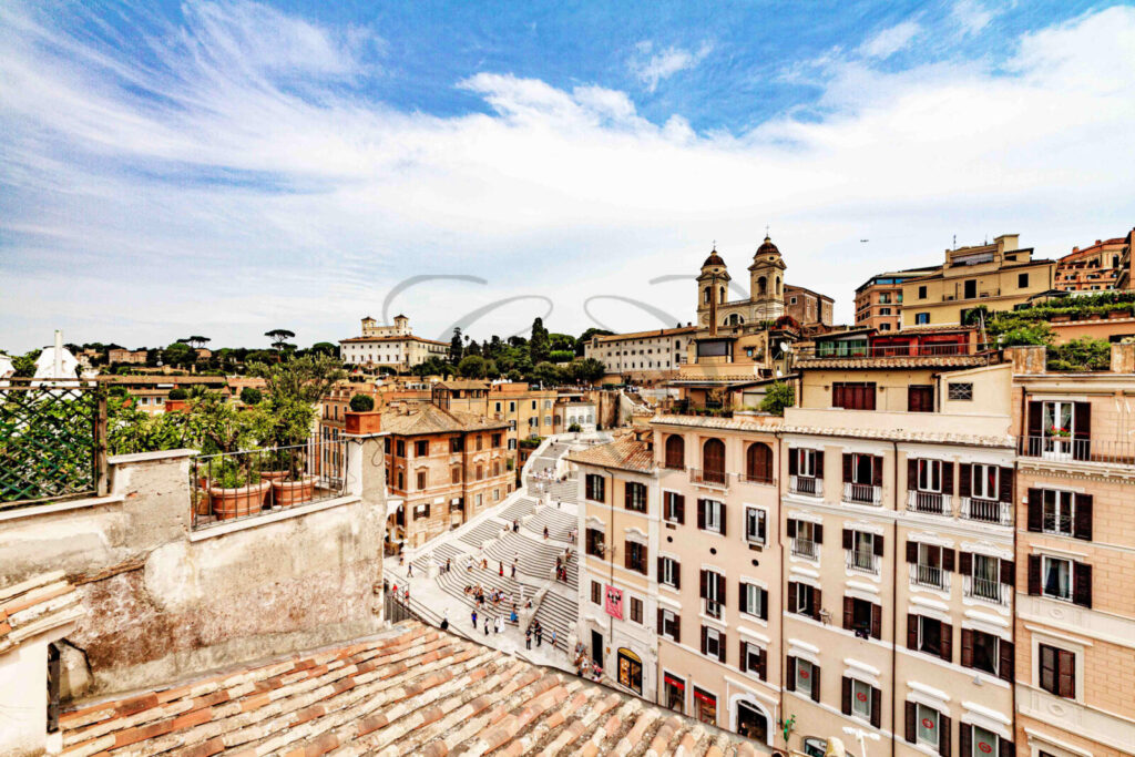 Terrazza panoramica di un attico di lusso in affitto a Roma, con vista sui tetti del centro storico.
