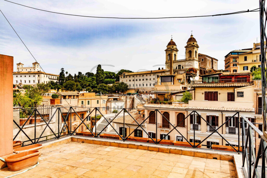 Terrazza panoramica di un attico di lusso in affitto a Roma, con vista sui tetti del centro storico.