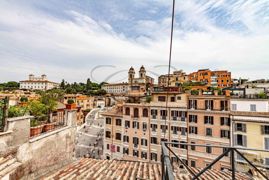 Terrazza panoramica di un attico di lusso in affitto a Roma, con vista sui tetti del centro storico.