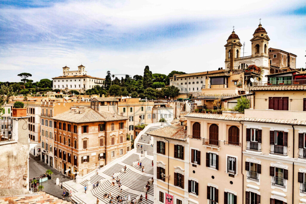 Terrazza panoramica di un attico di lusso in affitto a Roma, con vista sui tetti del centro storico.