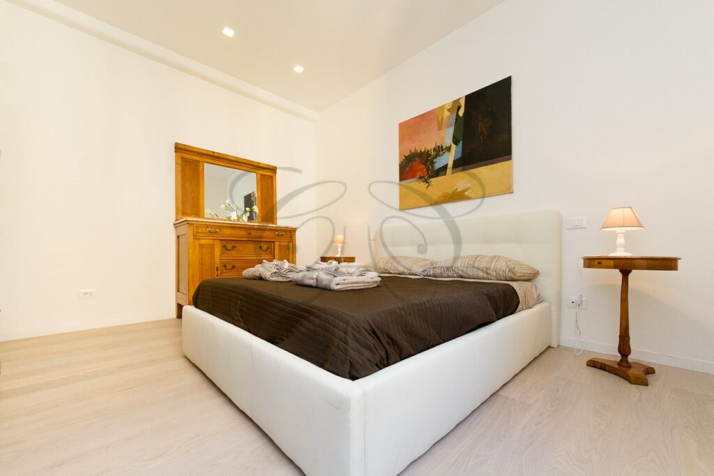 Camera da letto matrimoniale di un appartamento moderno affittato da Class & Country Homes a Roma, Ponte Milvio.