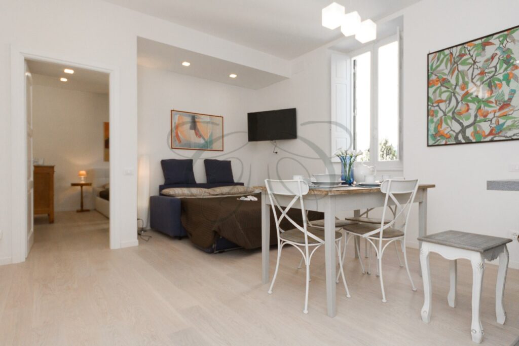 Luminoso open space con cucina e zona pranzo in appartamento affittato a Roma Nord da Class & Country Homes.