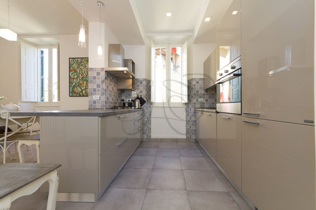 Luminoso open space con cucina e zona pranzo in appartamento affittato a Roma Nord da Class & Country Homes.