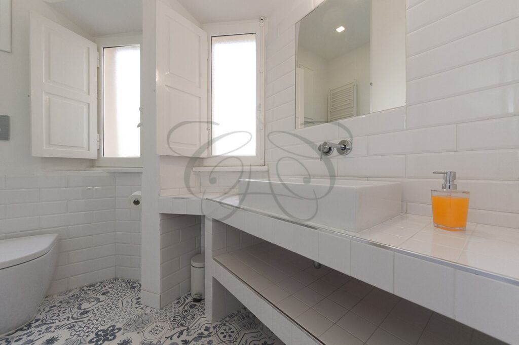 Bagno ristrutturato con doccia e finestra in appartamento affittato da Class & Country Homes a Roma Ponte Milvio.
