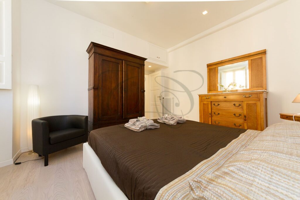 Camera da letto con arredi moderni in appartamento ristrutturato e affittato a Roma Nord, zona Ponte Milvio.