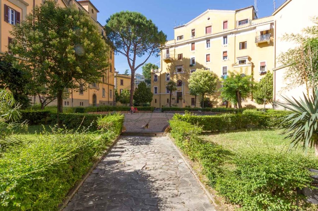 Palazzo con giardino e portineria a Roma Nord, dove si trova l'appartamento affittato da Class & Country Homes.
