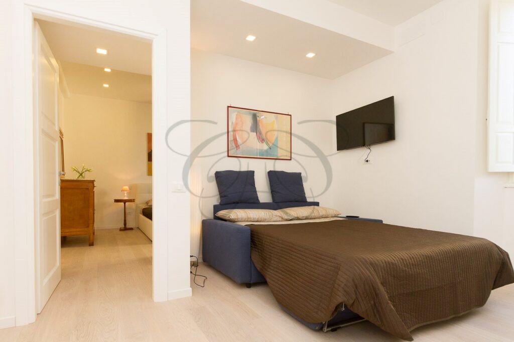 La camera da letto, un ambiente tranquillo e rilassante con pavimenti in listoni di legno chiaro.