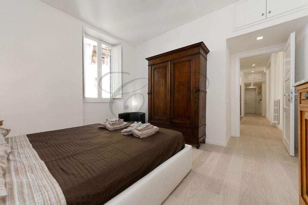 Camera da letto con arredi moderni in appartamento ristrutturato e affittato a Roma Nord, zona Ponte Milvio.