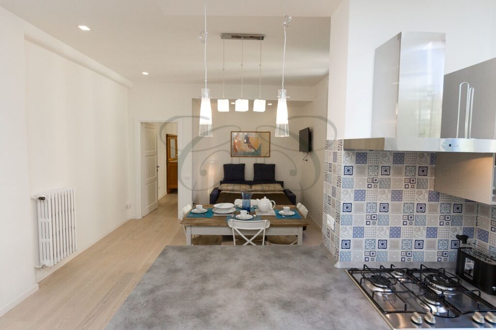 Luminoso open space con cucina e zona pranzo in appartamento affittato a Roma Nord da Class & Country Homes.