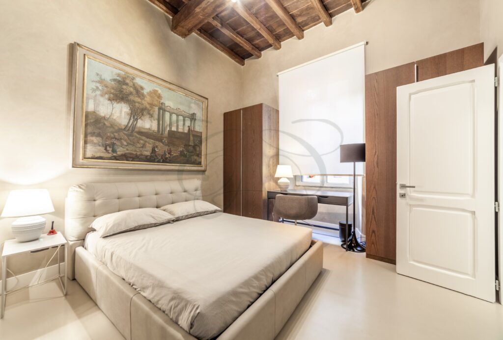 Camera da letto con letto matrimoniale, pavimento in parquet e un accesso al bagno privato.