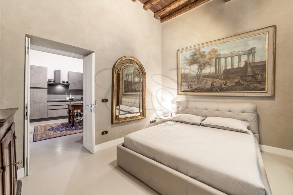 Vista ravvicinata di una camera da letto con grande specchio e arredi eleganti.