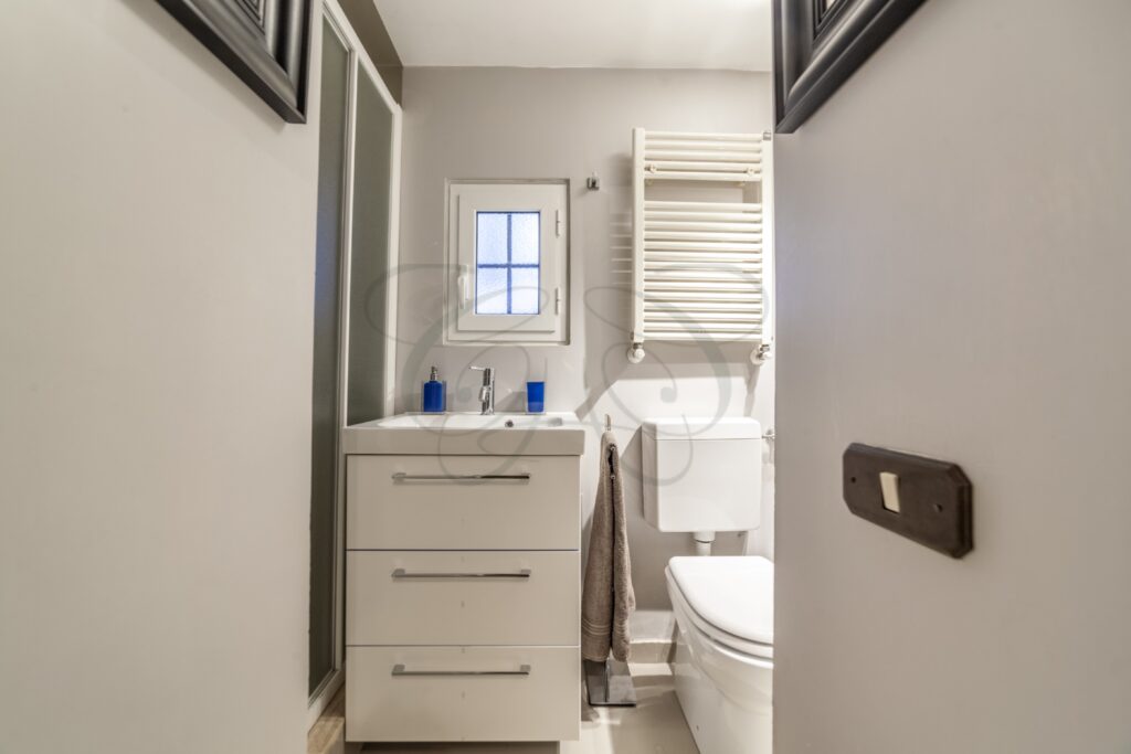 Un mobile da bagno, con lavabo e rubinetto, visto da vicino.