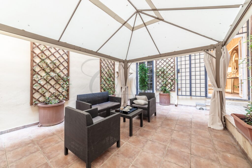 Terrazzo arredato con un gazebo in ferro battuto, ideale per il relax all'aria aperta.