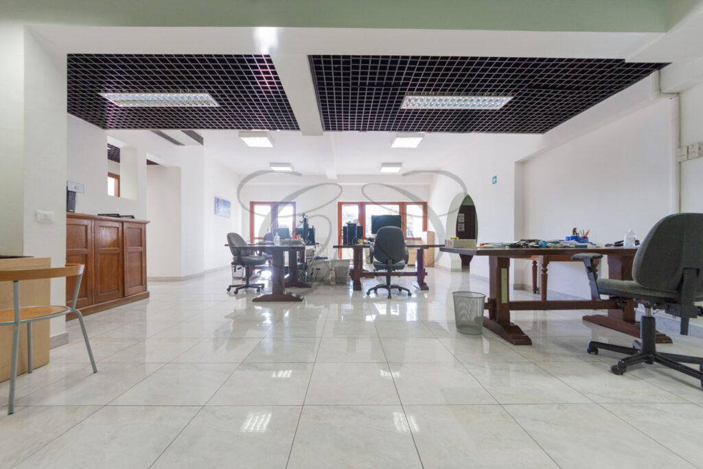 Open space luminoso con pavimenti in marmo, ufficio in affitto EUR - Class & Country Homes.