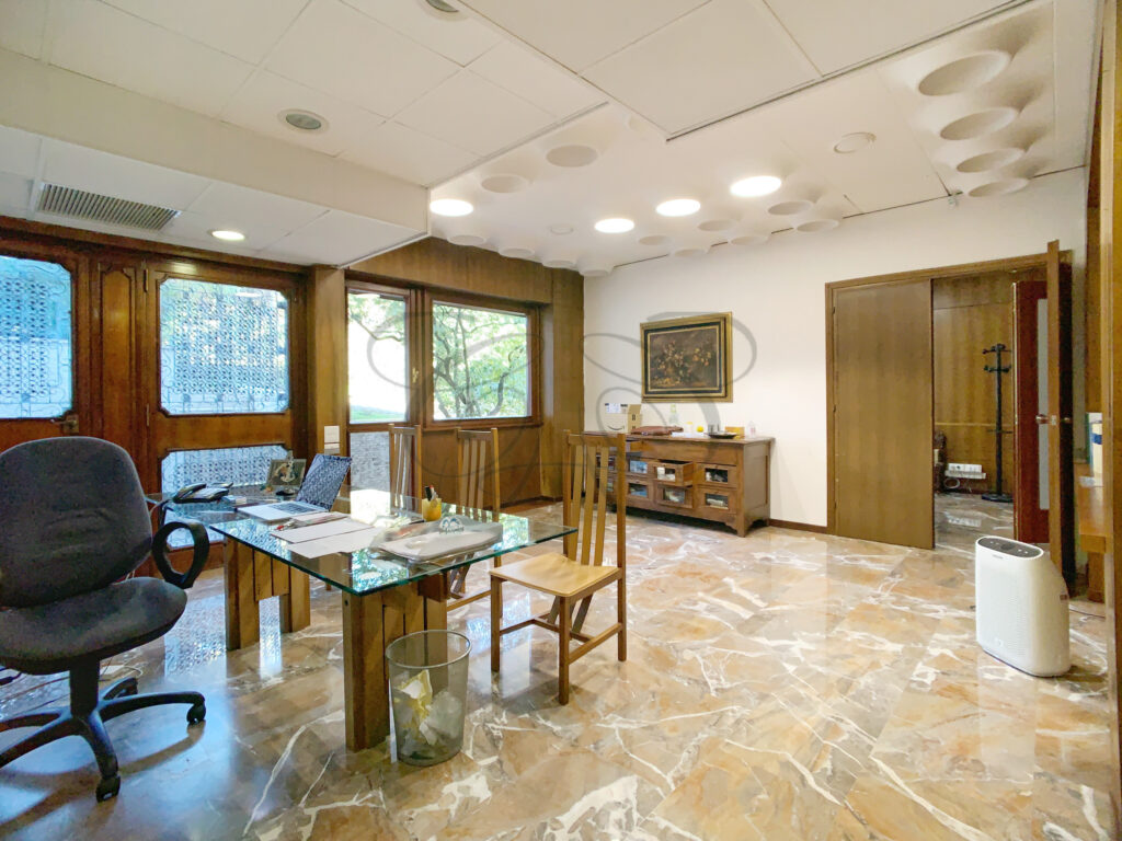 Sala d'attesa e reception dell'ufficio EUR - Class & Country Homes.