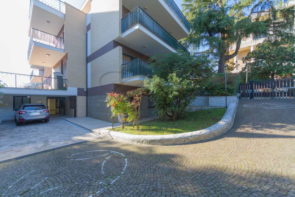 Esterno del palazzo con parcheggio riservato, ufficio affitto EUR - Class & Country Homes.