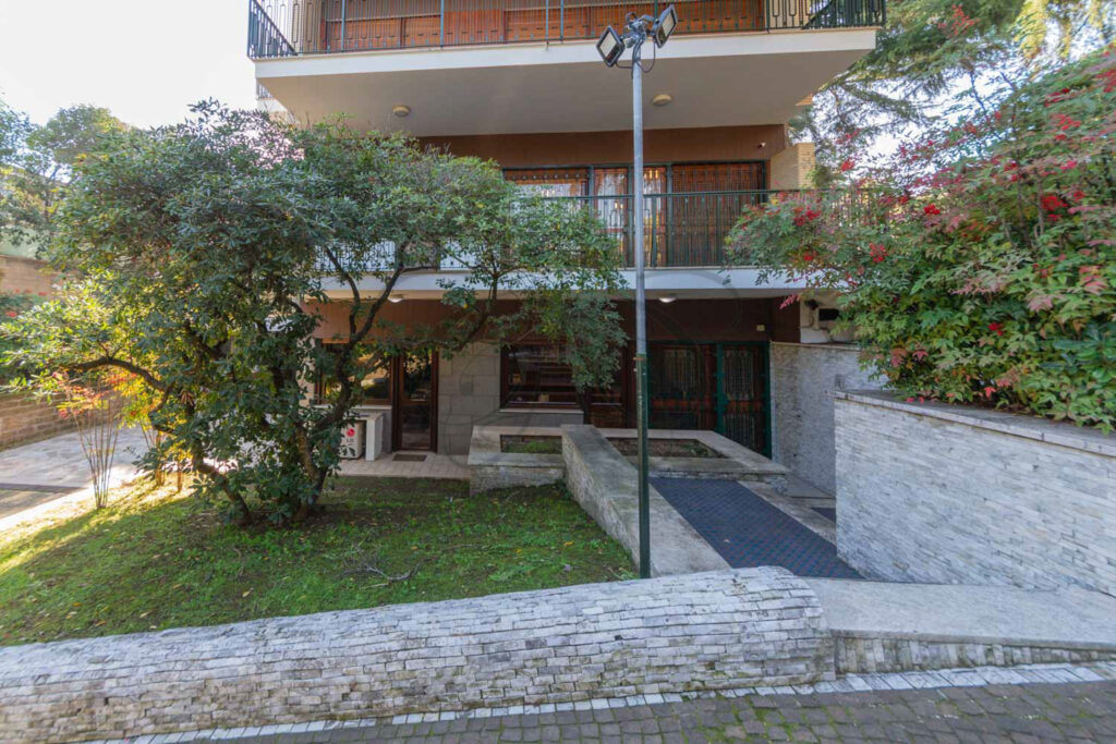 Rampa di accesso privata e carrabile, ufficio in affitto EUR - Class & Country Homes.