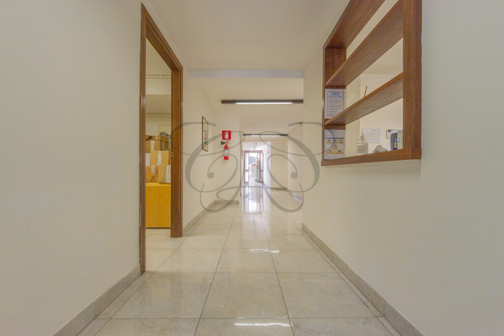 Ingresso dalla scala condominiale del palazzo, ufficio EUR - Class & Country Homes.