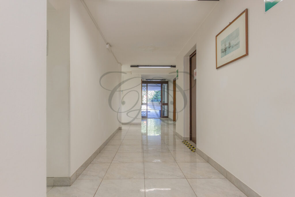 Corridoio centrale ampio e luminoso, ufficio in affitto EUR - Class & Country Homes.