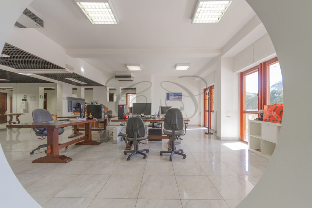 Stanza di lavoro per più postazioni, ufficio in affitto EUR - Class & Country Homes.