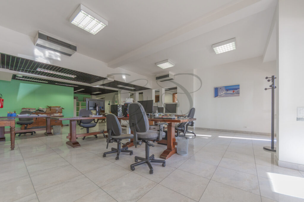 Open space con postazioni di lavoro, ufficio in affitto EUR - Class & Country Homes.