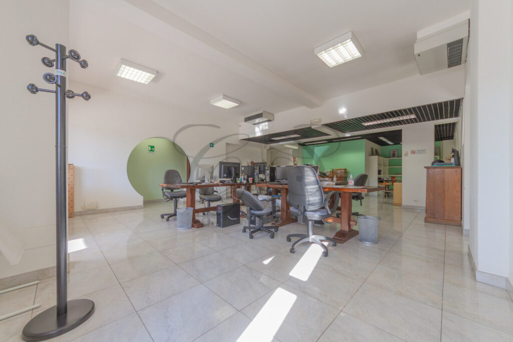 Dettaglio postazioni di lavoro in open space, ufficio affitto EUR - Class & Country Homes.