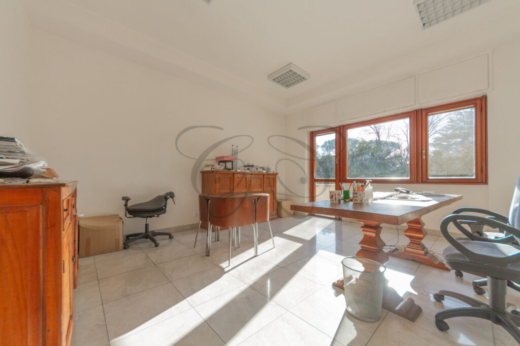 Stanza luminosa per ufficio privato, ufficio in affitto EUR - Class & Country Homes.