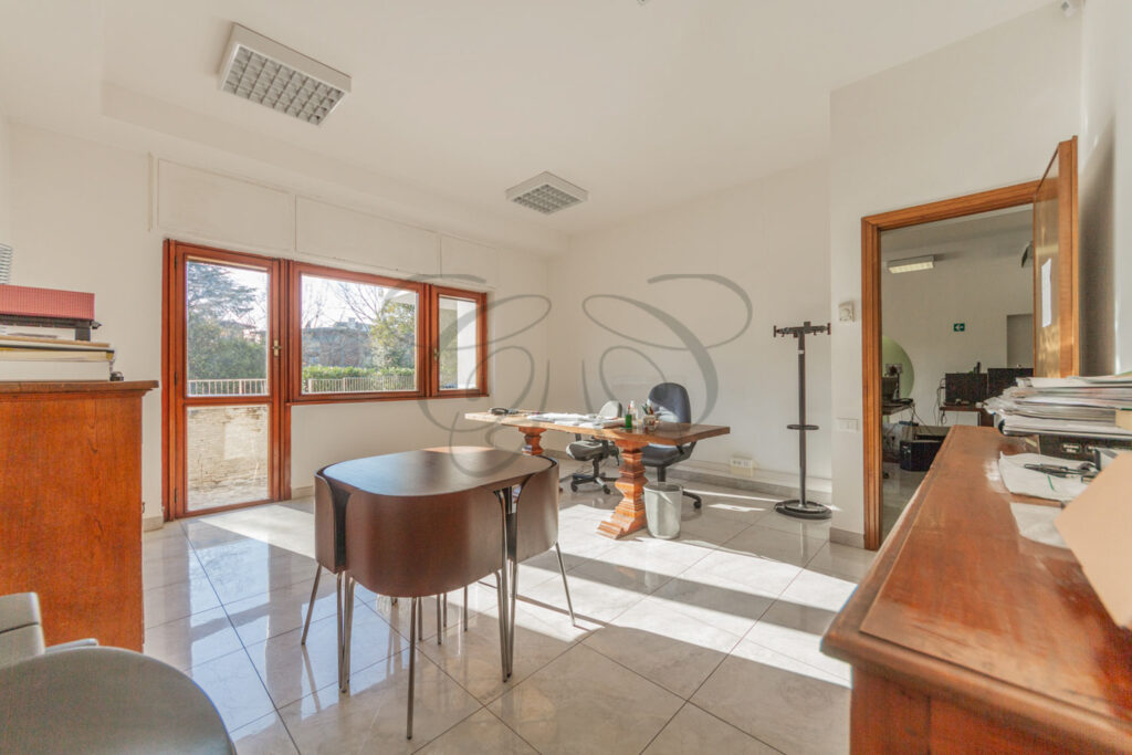 Ufficio privato luminoso con parquet e affaccio sul verde - Class & Country Homes.