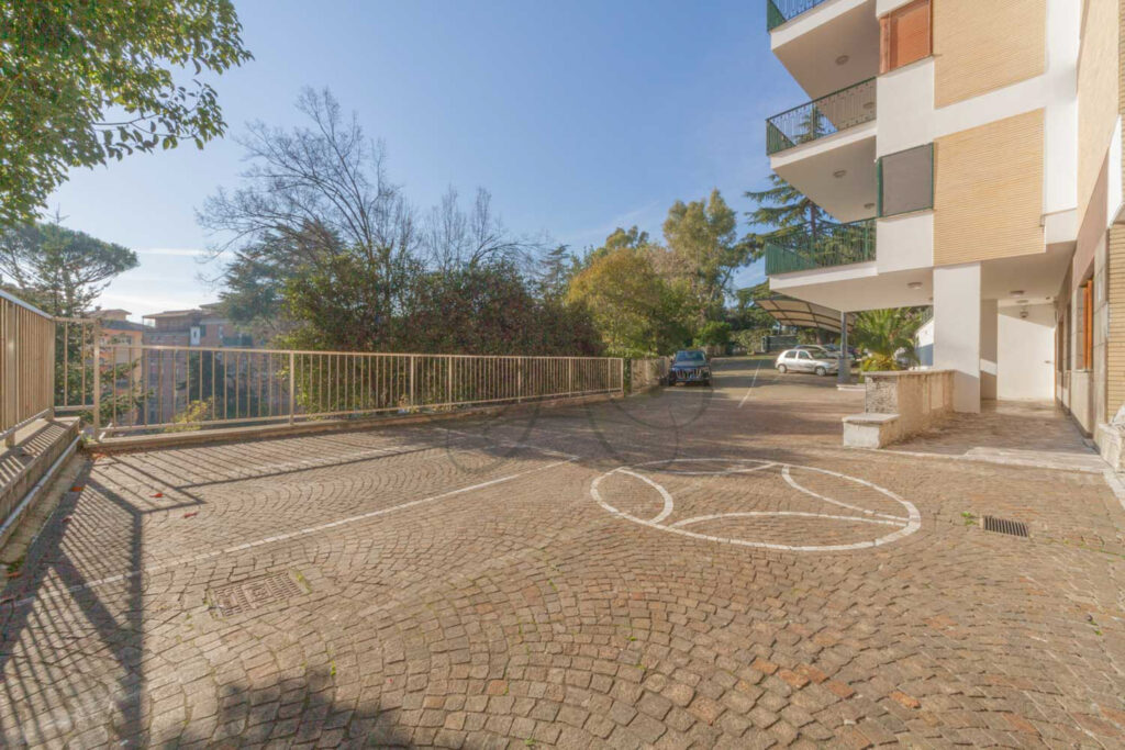 Piazzale con posti auto riservati, ufficio in affitto EUR - Class & Country Homes