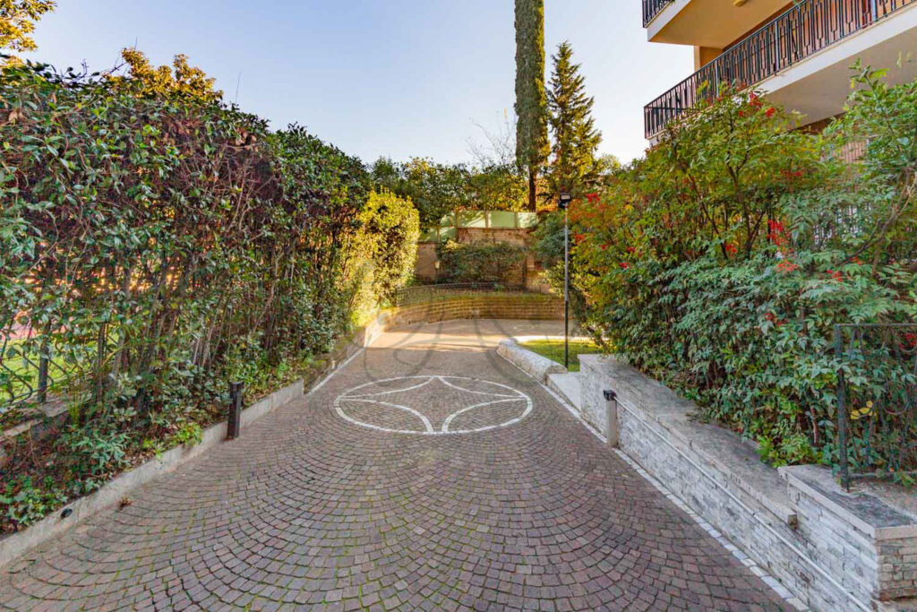 Contesto verde e accesso pedonale, ufficio in affitto EUR - Class & Country Homes.