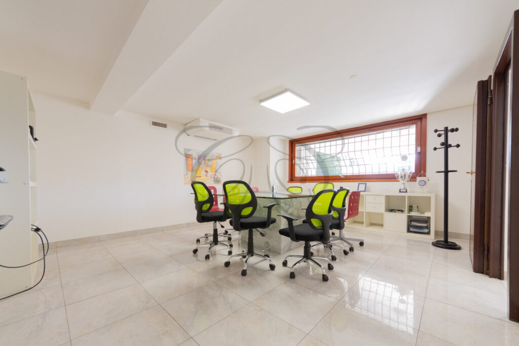 Dettaglio della sala riunioni moderna, ufficio in affitto EUR - Class & Country Homes.