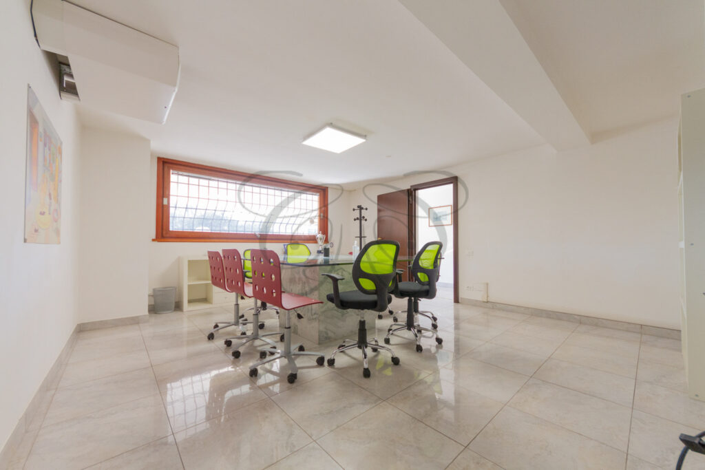 Sala riunioni luminosa con affaccio sul verde, ufficio in affitto EUR - Class & Country Homes.