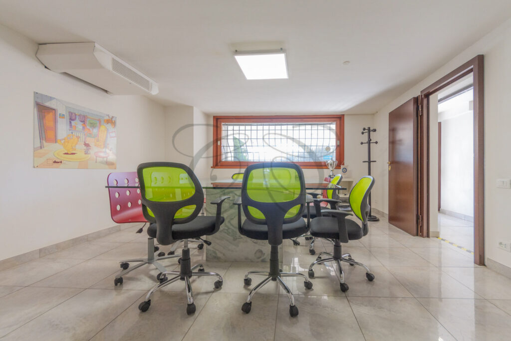 Sala riunioni pronta per meeting, ufficio in affitto EUR - Class & Country Homes.