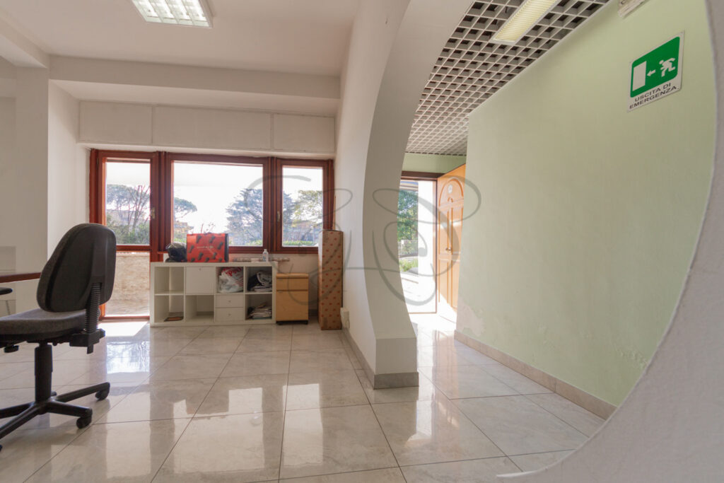 Disimpegno con pavimento in marmo verso la zona relax, ufficio EUR - Class & Country Homes.