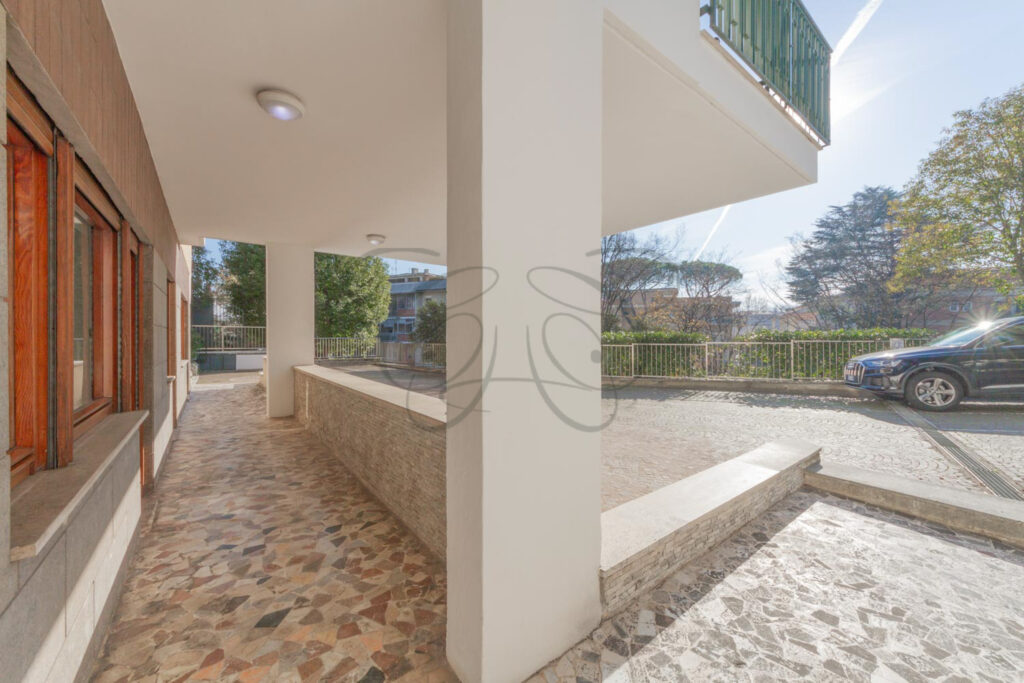 Ingresso indipendente dell'ufficio in affitto all'EUR - Class & Country Homes.