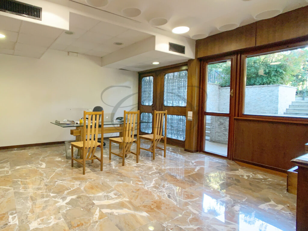 Sala d'attesa all'ingresso dell'ufficio in affitto EUR - Class & Country Homes.