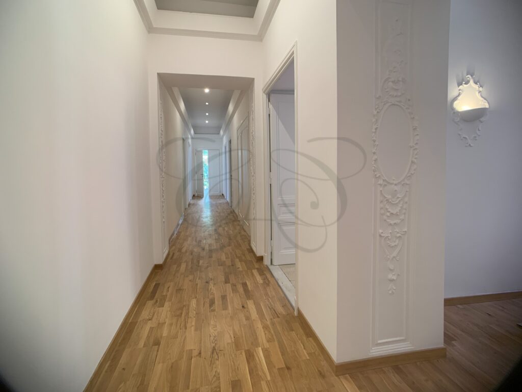 Luminoso corridoio con pavimenti di pregio in appartamento d'epoca affittato da Class & Country Homes a Roma.