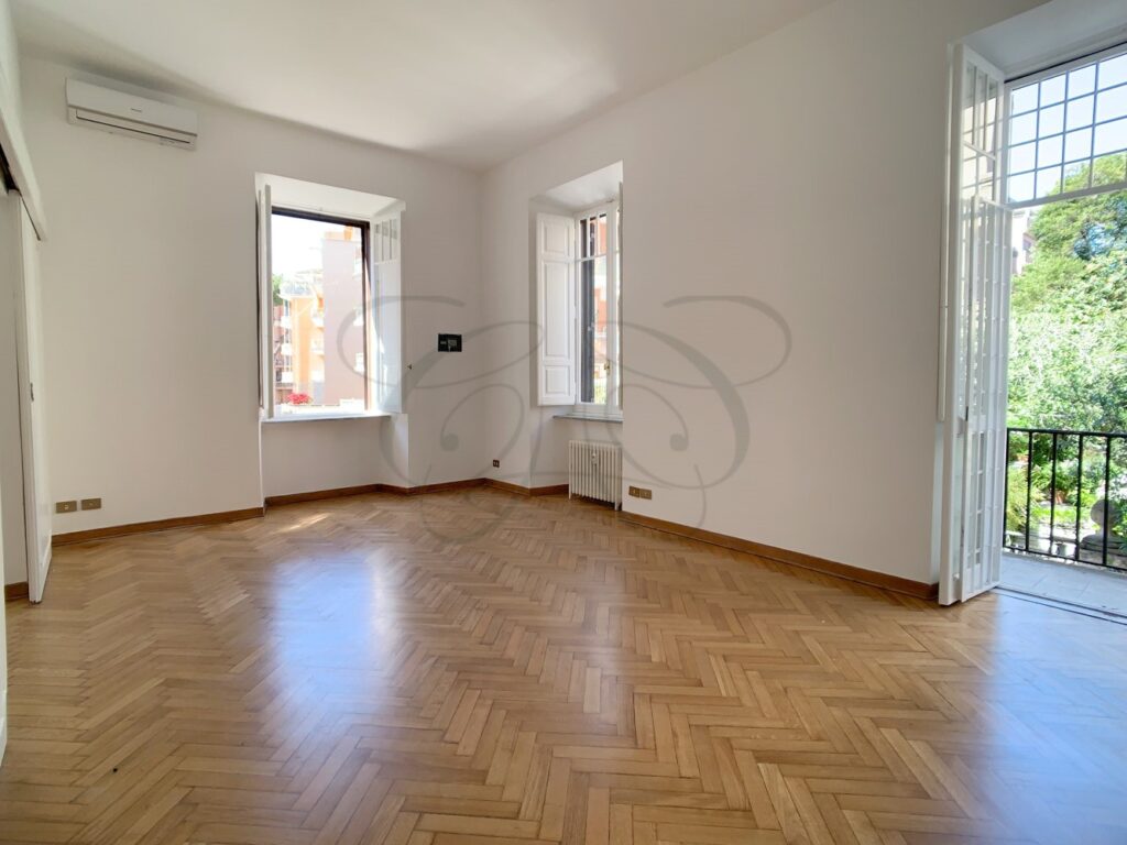 Salone di rappresentanza con pavimenti alla veneziana in appartamento d'epoca affittato da Class & Country Homes a Roma.