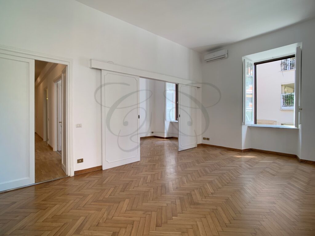 Ampio salone doppio con pavimenti di pregio in appartamento di lusso affittato da Class & Country Homes nel quartiere Pinciano, Roma.