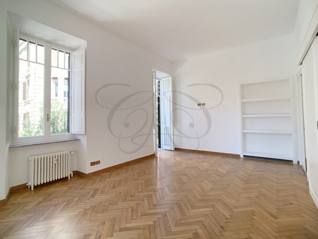 Salone di rappresentanza con pavimenti alla veneziana in appartamento d'epoca affittato da Class & Country Homes a Roma.