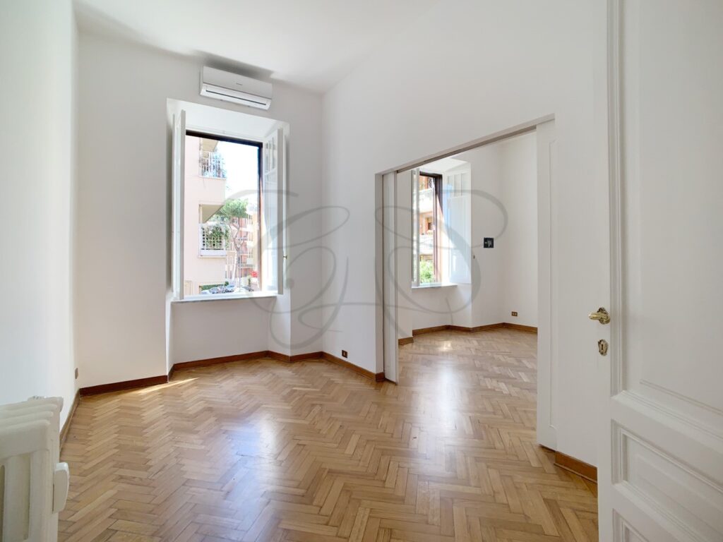 Camera da letto luminosa in appartamento di 175 mq affittato da Class & Country Homes a Roma.