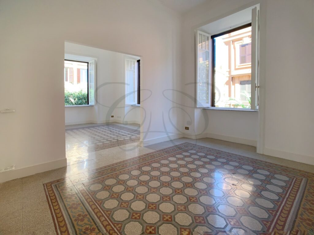 Spaziosa camera da letto con parquet in appartamento di lusso affittato da Class & Country Homes a Roma Pinciano.