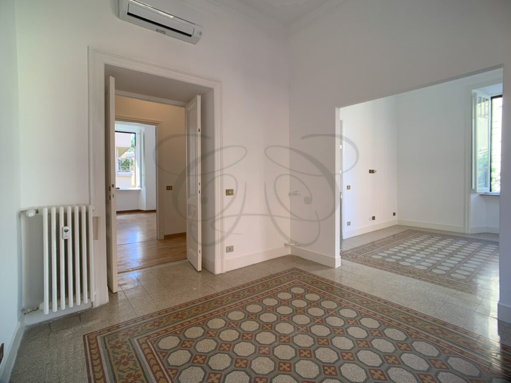 Camera da letto luminosa in appartamento di 175 mq affittato da Class & Country Homes a Roma.
